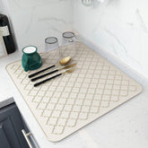 AMOAMI dish drying mat on beige countertop demonstrates heat resistance and quick-dry performance.