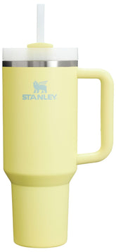 Stanley Quencher H2.0 with handle and straw in pomelo keeps drinks cold on the go.