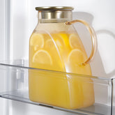 WARMSIMPLE flat-body glass pitcher with lid fits fridge doors for compact storage.
