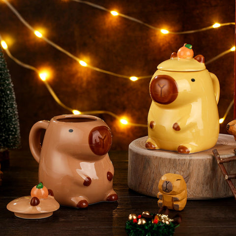 Acellegic Capybara mug with lid in camel color for cozy mornings.