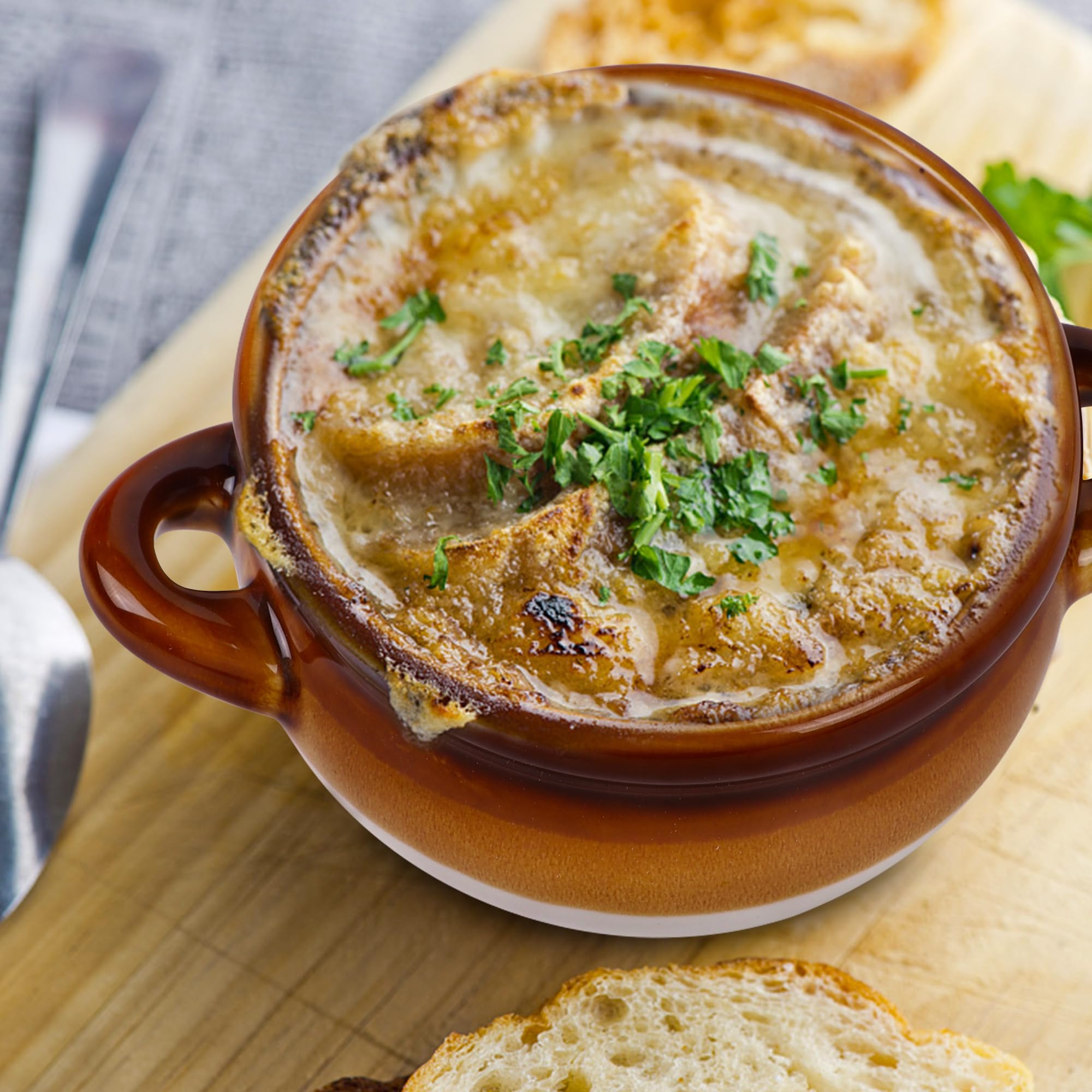 Adroiteet crock is dishwasher-safe for effortless cleanup after meals.