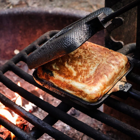 AILITOR open-fire ready cooking over flames, versatile for pies and melts.