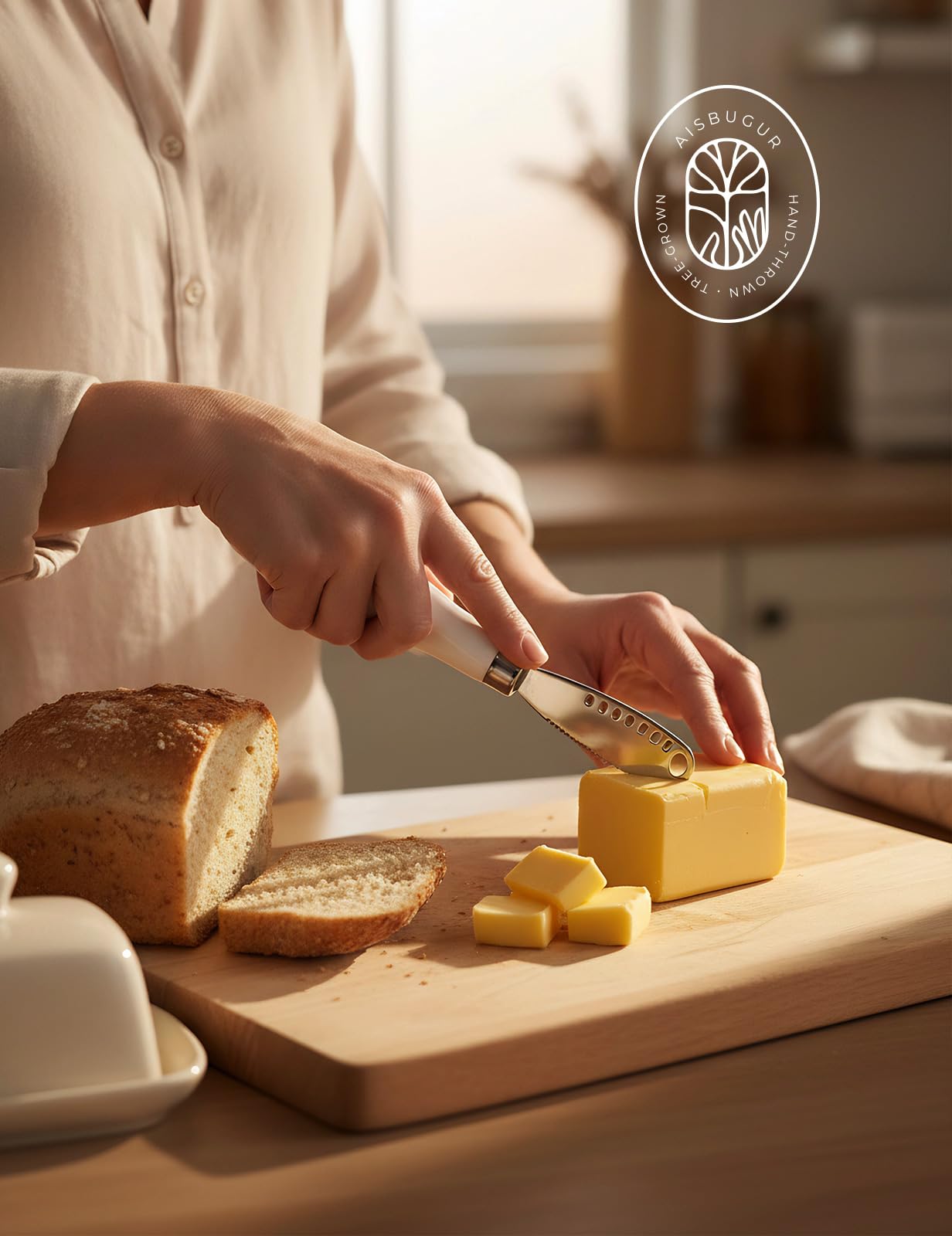 AISBUGUR porcelain-handle butter knife blends elegance with everyday function.