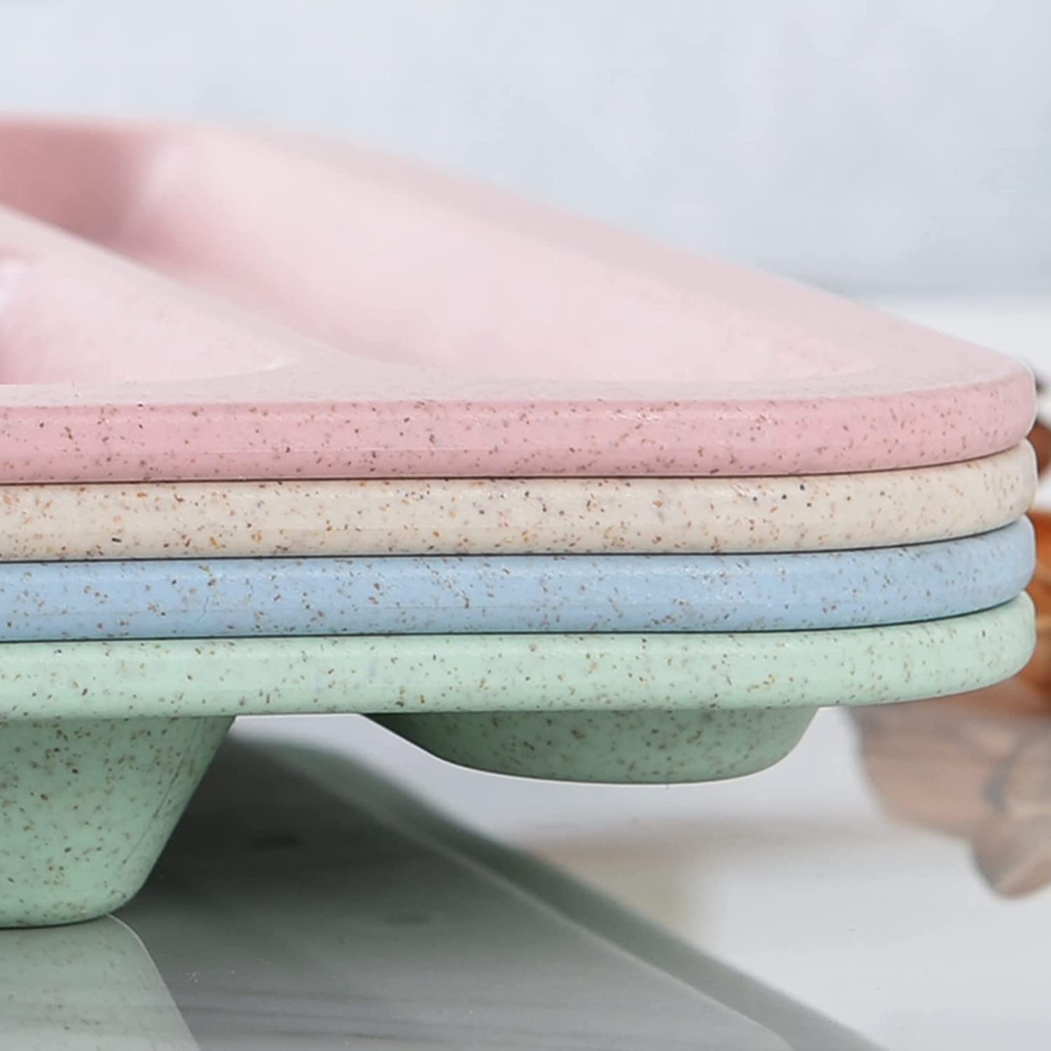 AIYoo microwave-safe tray resists heat up to 248°F for quick meals.