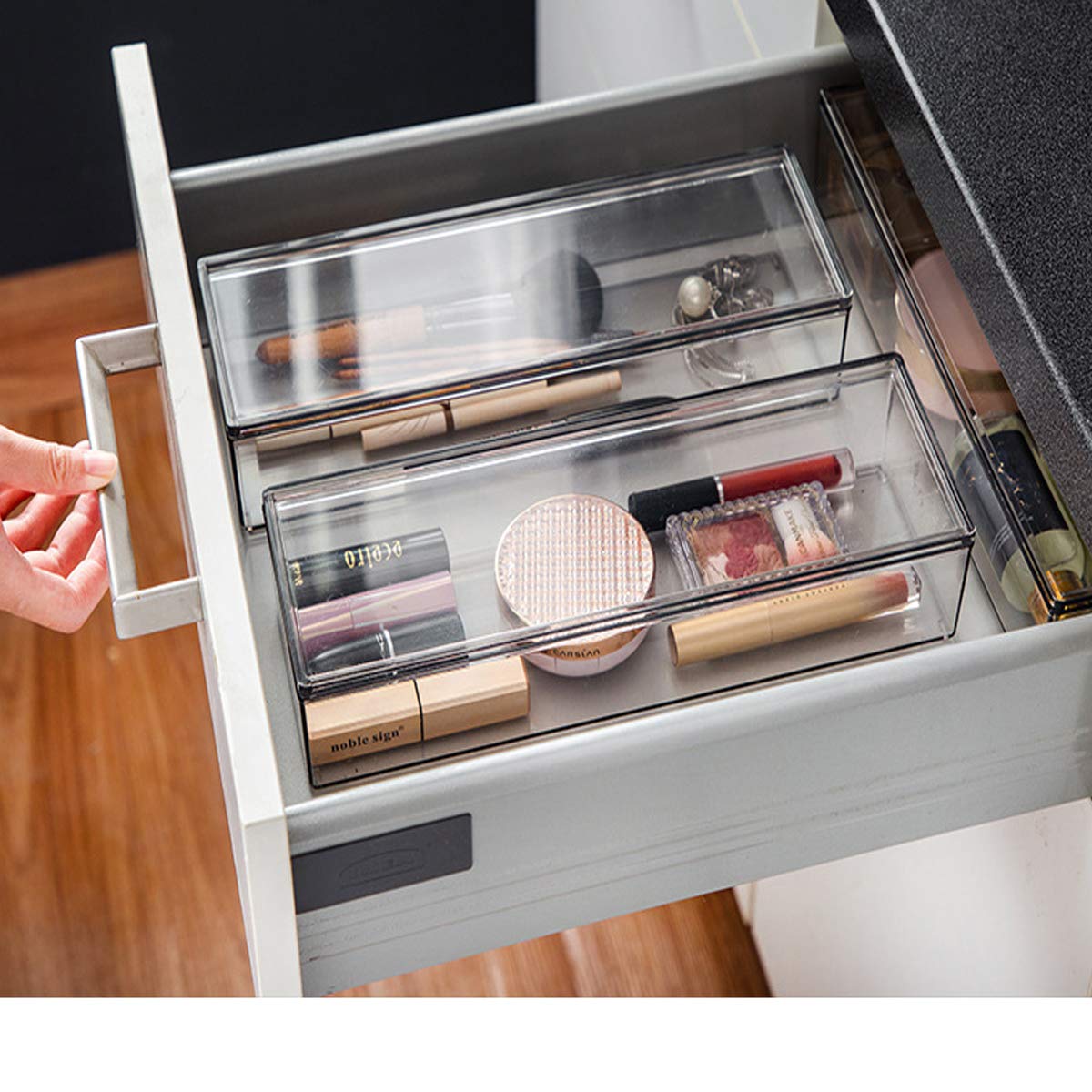 AIYoo silverware storage container with cover preserves cleanliness and moisture control.
