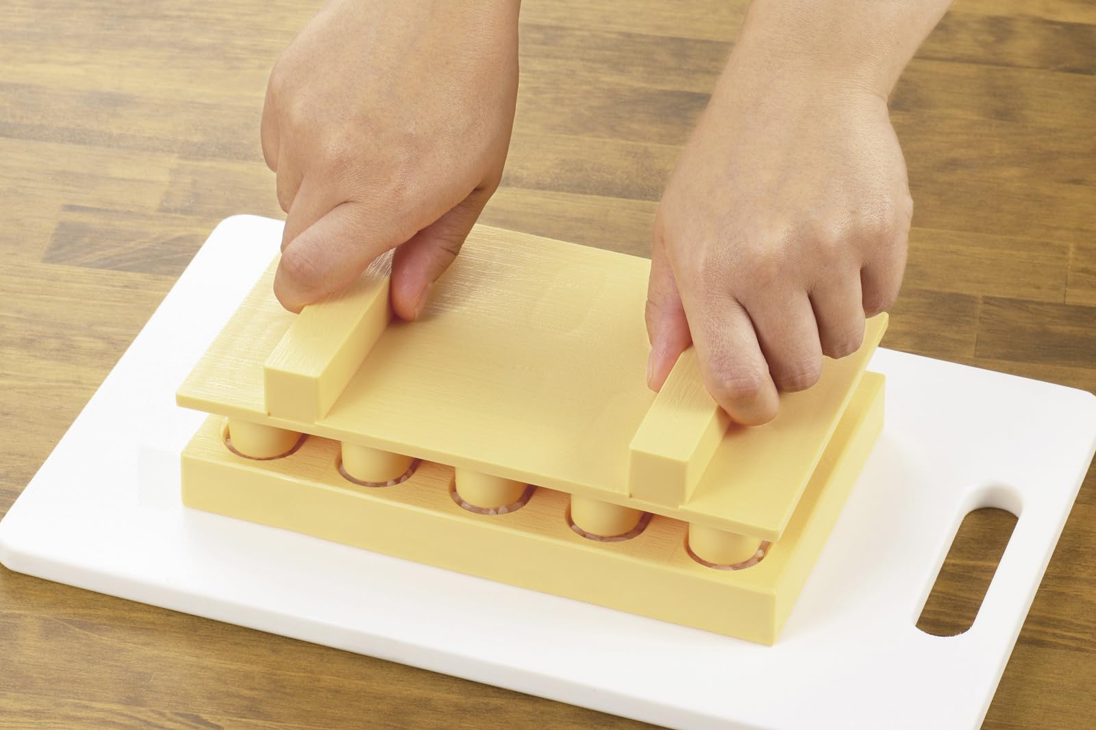 Akebono Sangyo CH-2011 sushi mold press-action demonstrates quick, uniform nigiri shaping