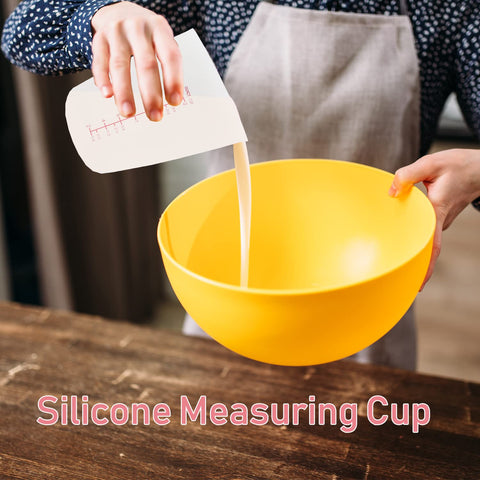 Alaeseje 250ml squeeze-and-pour silicone cup demonstrates precise pouring control.