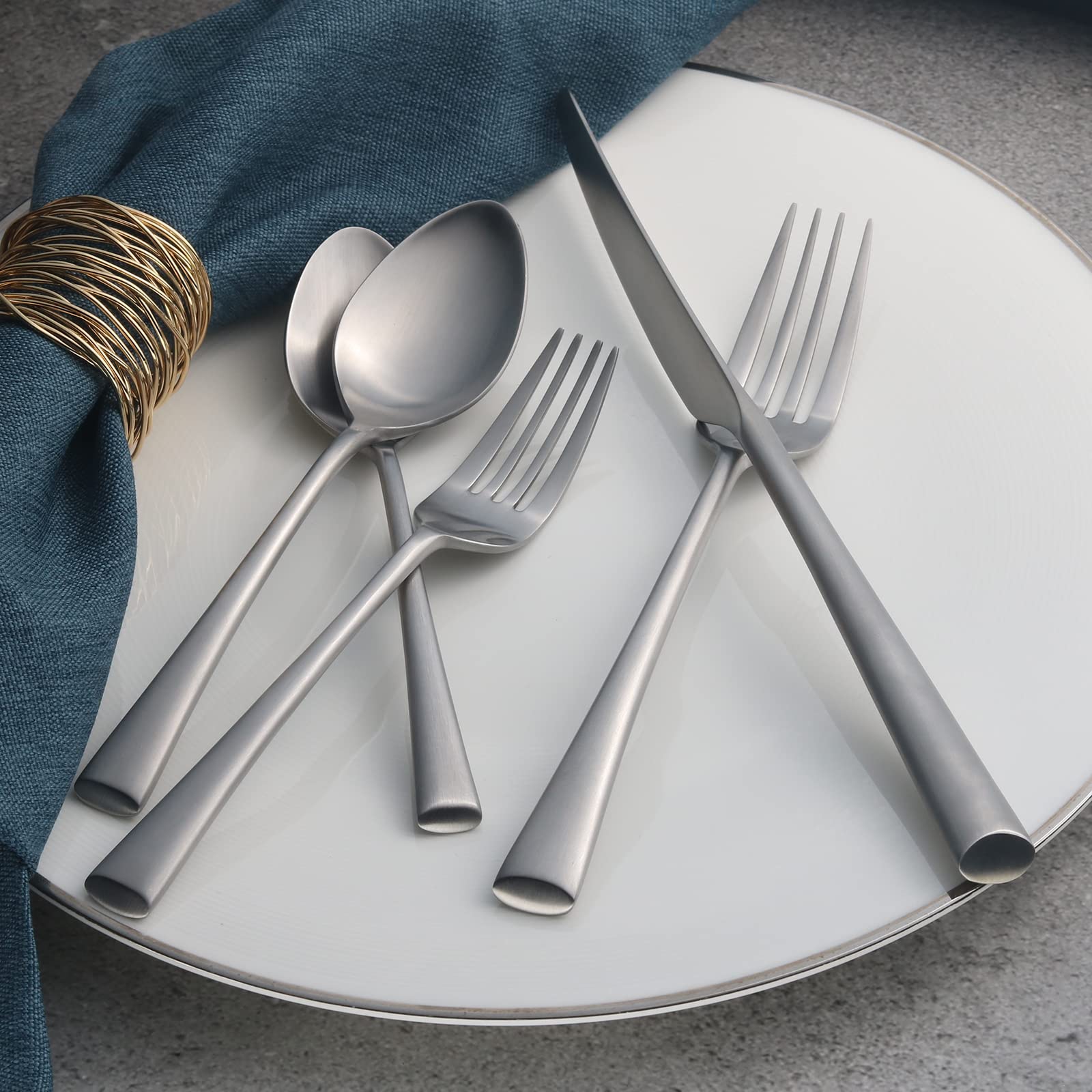 Alata Bailey dinner fork with sleek design, ideal for family dinners.