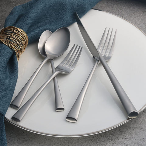 Alata Bailey dinner fork with sleek design, ideal for family dinners.