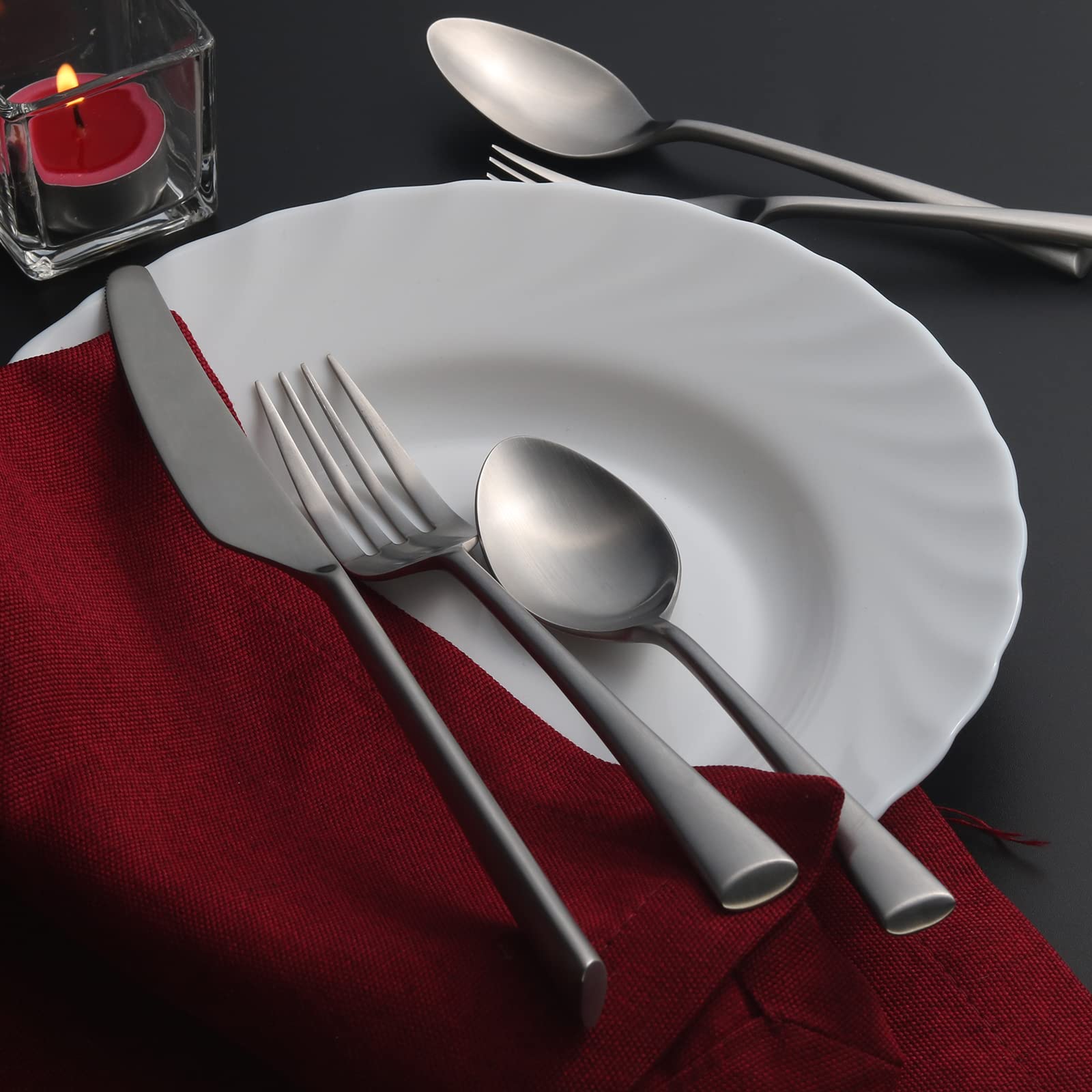 Alata Bailey flatware with matte satin finish, modern and timeless appeal.