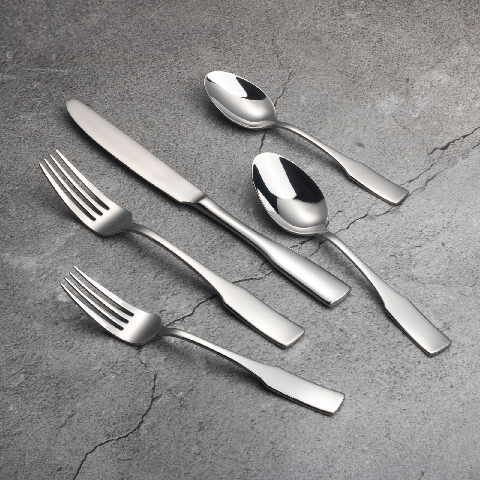 Alata Kate dinner fork with mirror finish for elegant table presentation.