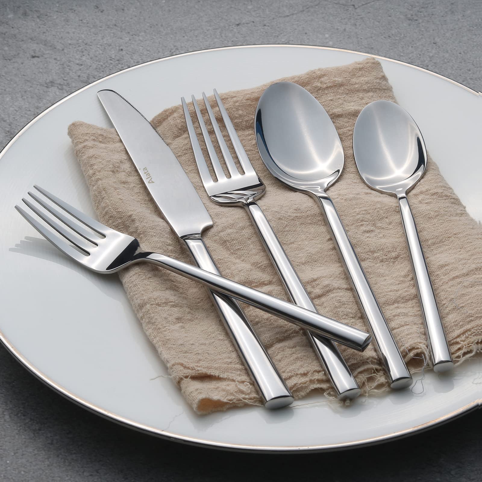 Alata Potter elegant table setting enhances any occasion.