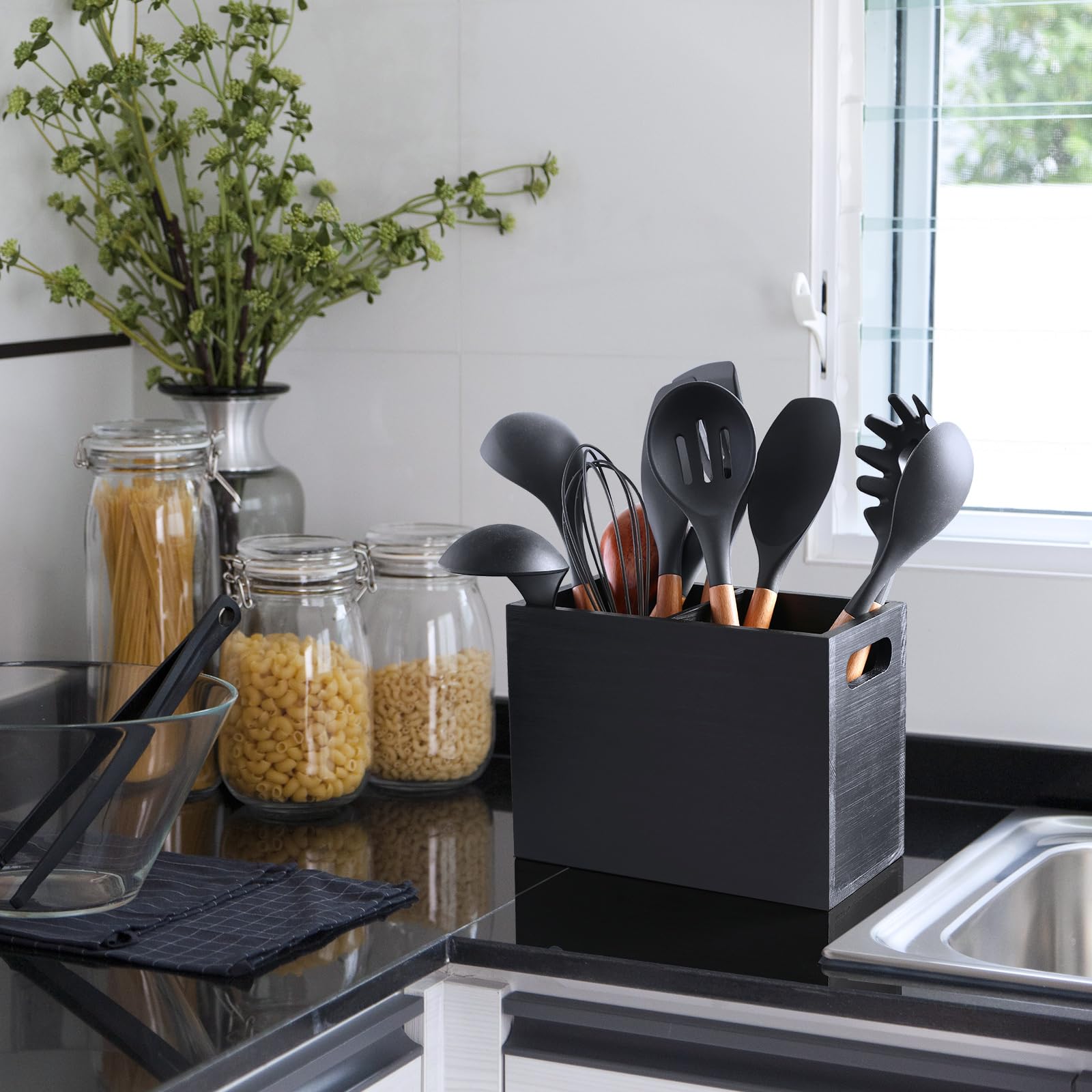 ALELION removable divider creates adjustable utensil spacing