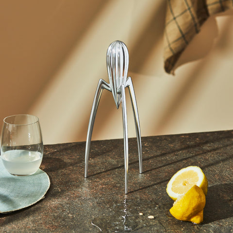 Alessi PSJS Juicy Salif dimensions 13.7 x 11.4 x 30.5 cm on display