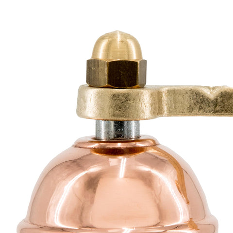 Flanged base provides stability during grinding for comfortable, precise seasoning