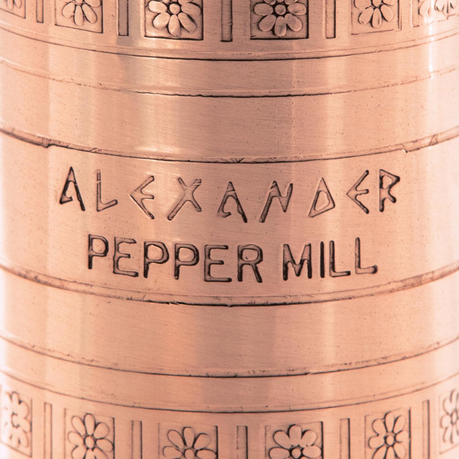 Sharp steel grinding mechanism cracks peppercorns to release bold aroma and customizable grind size