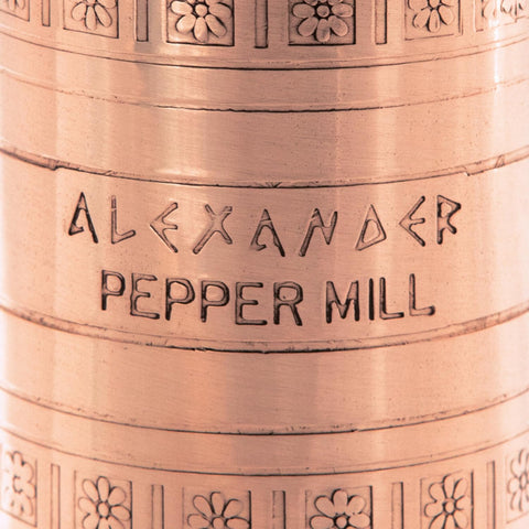 Sharp steel grinding mechanism cracks peppercorns to release bold aroma and customizable grind size