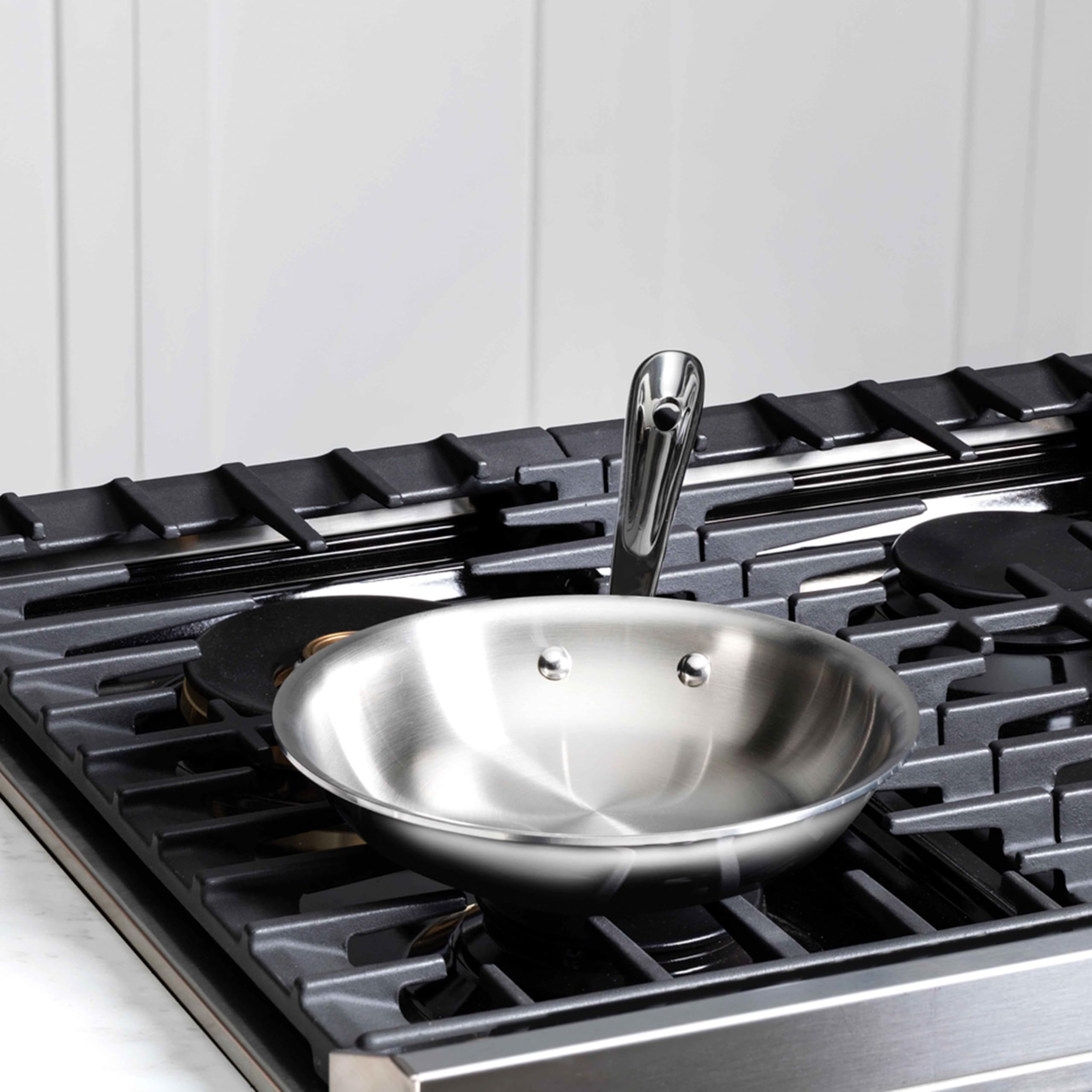 All-Clad D3 3-ply interior, responsive aluminum core for fast heating