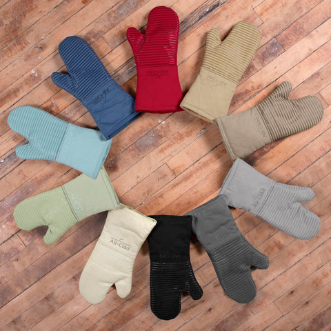 All-Clad 2-pack silicone oven mitts provide reliable protection for busy cooks.