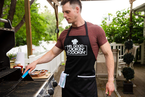 ALLER HOME&KITCHEN funny Mr. Good Looking print keeps grill sessions light.