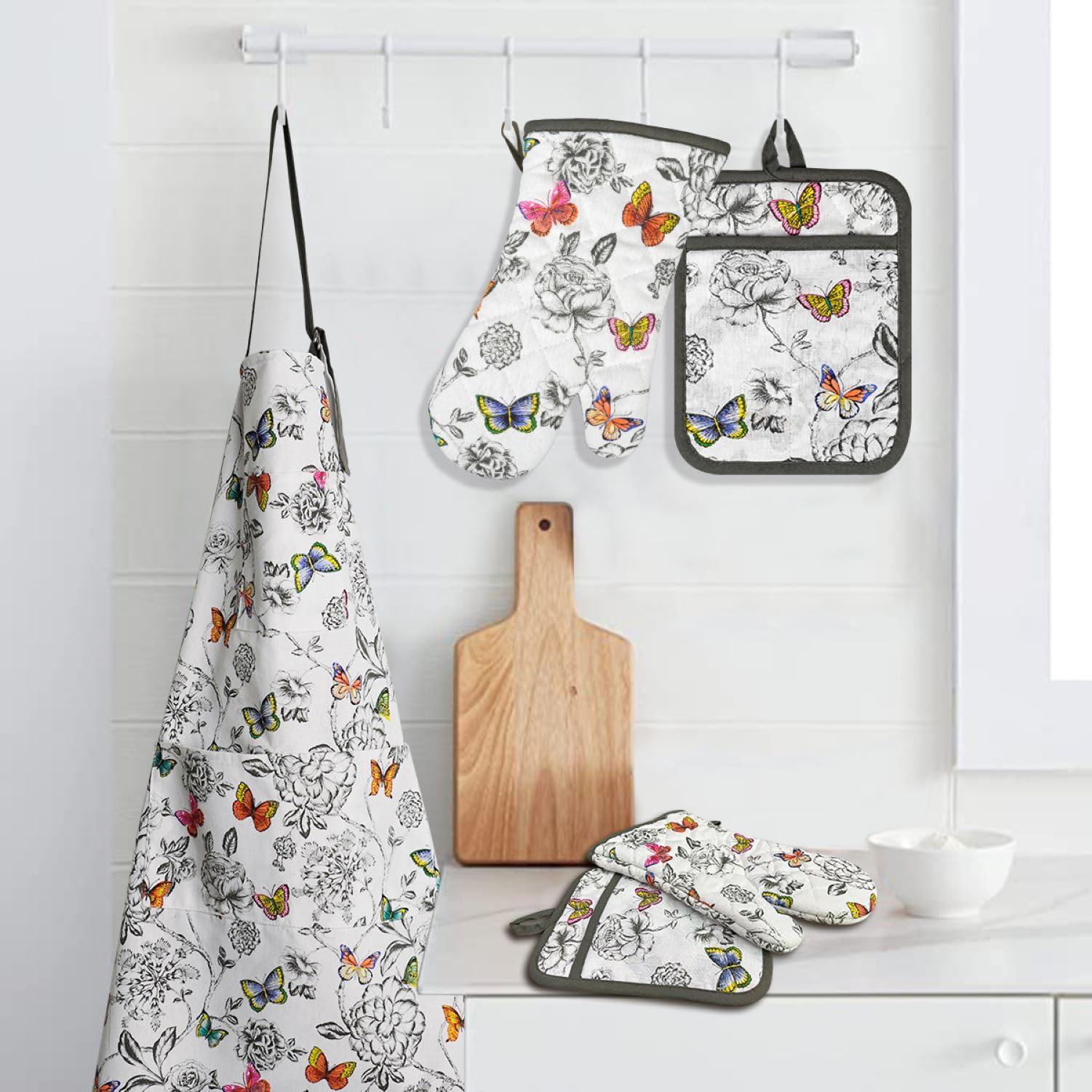 Cotton apron offers breathable comfort with a practical pocket.