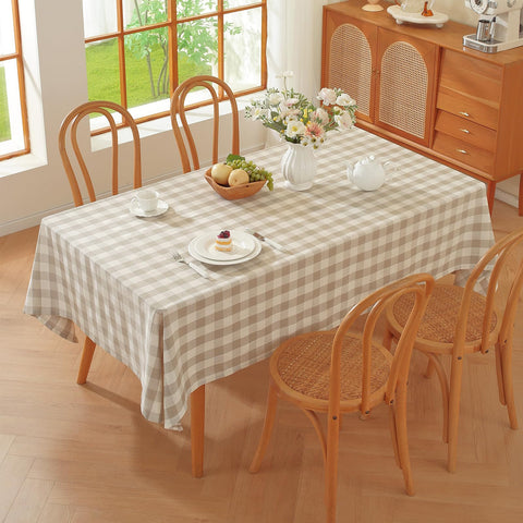 Alsoo checkered tablecloth drapes nicely on rectangular tables.