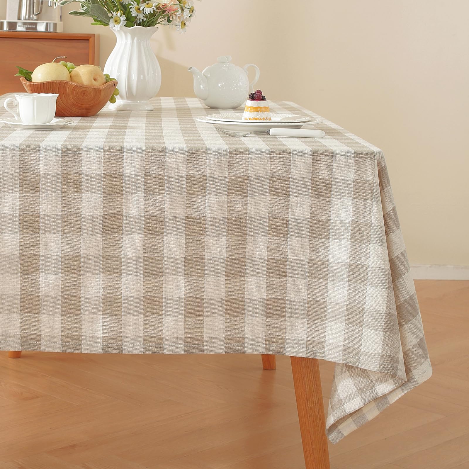 Alsoo checkered tablecloth beige and white protects your table with farmhouse charm.