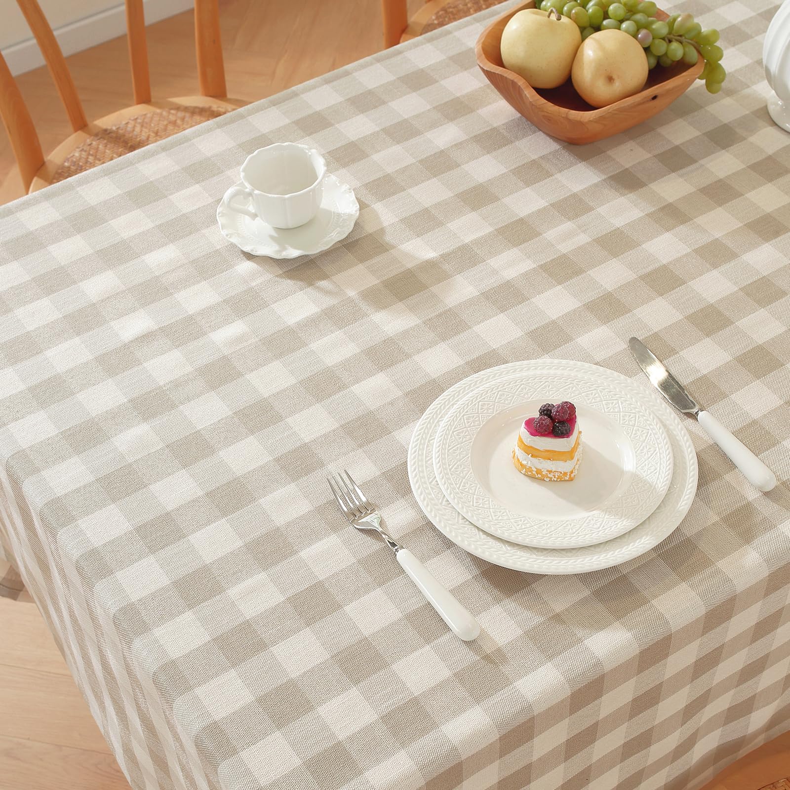 Alsoo checkered tablecloth fits square tables for versatile use.