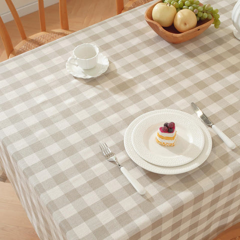 Alsoo checkered tablecloth fits square tables for versatile use.