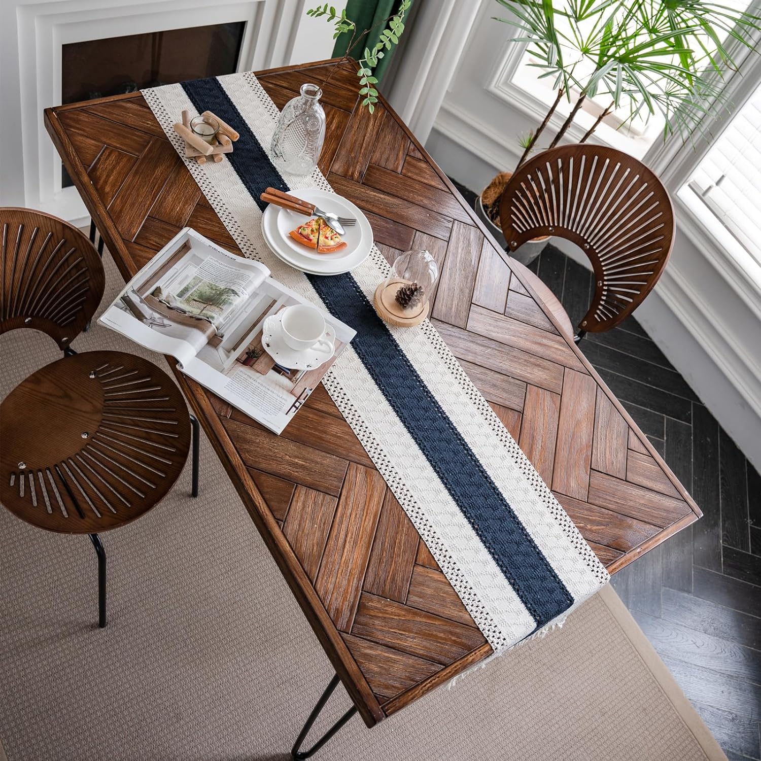 Alynsehom long table display showcases tassel details.