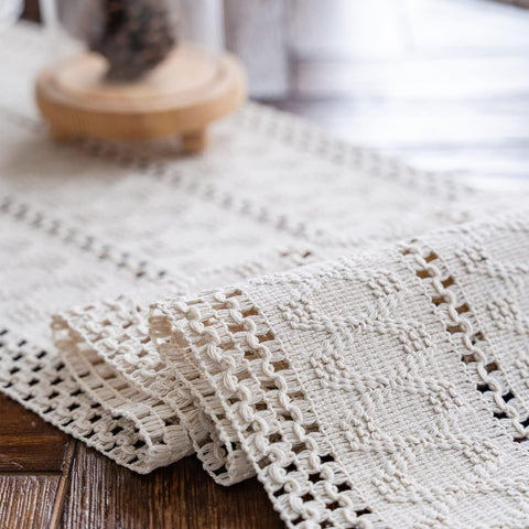 Rustic farmhouse table setup with Alynsehom runner for cozy gatherings