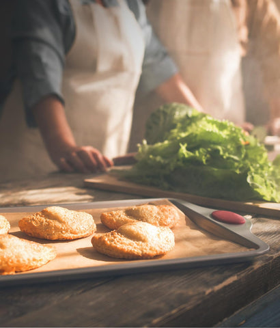 AMFOCUS disposable parchment sheets simplify baking and disposal.