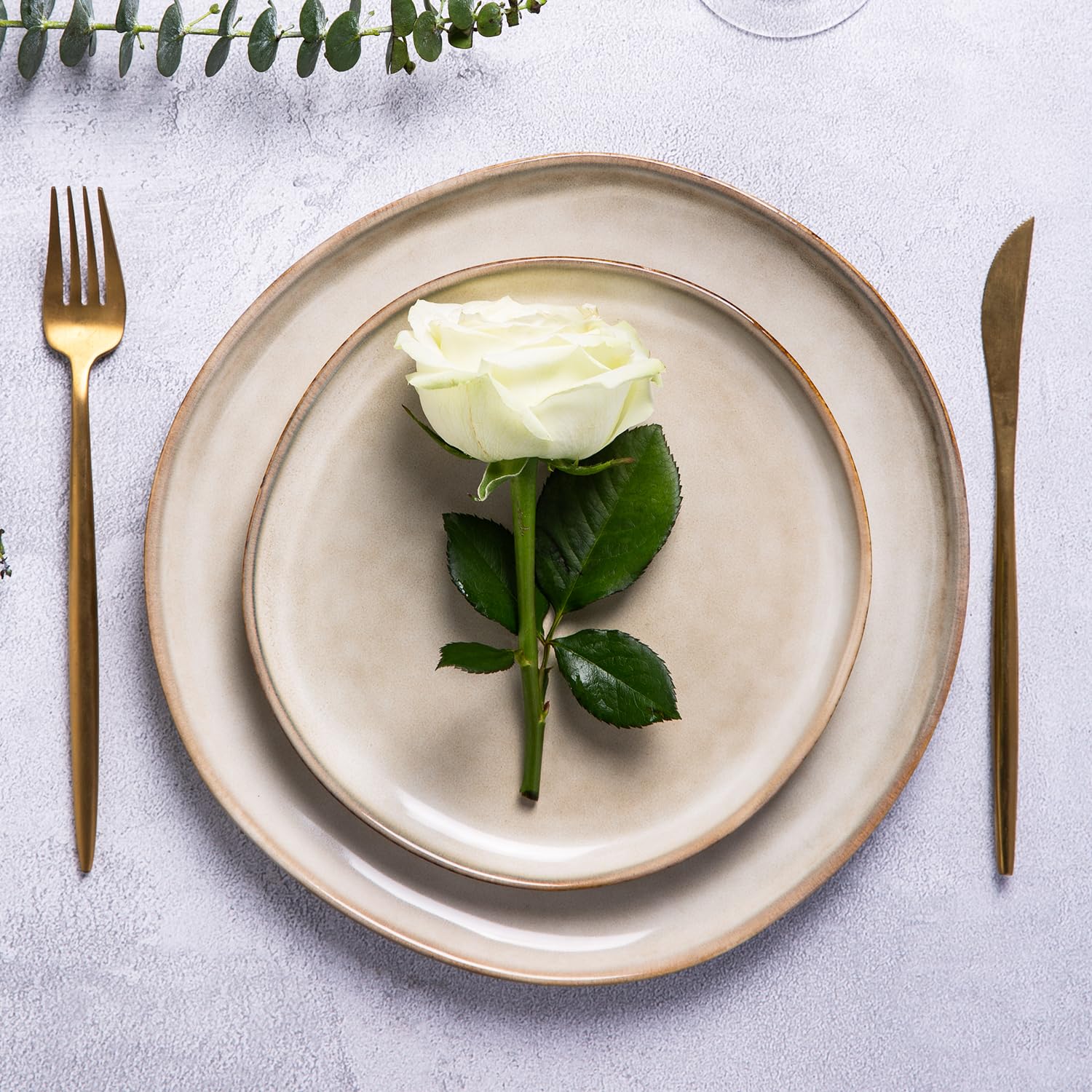 Durable AmorArc glaze resists scratches for everyday use and meals.