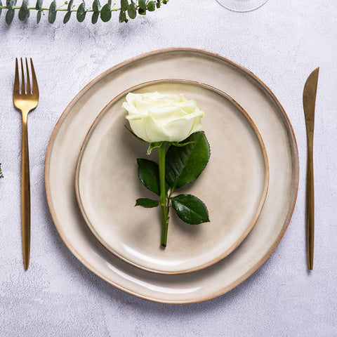 Durable AmorArc glaze resists scratches for everyday use and meals.