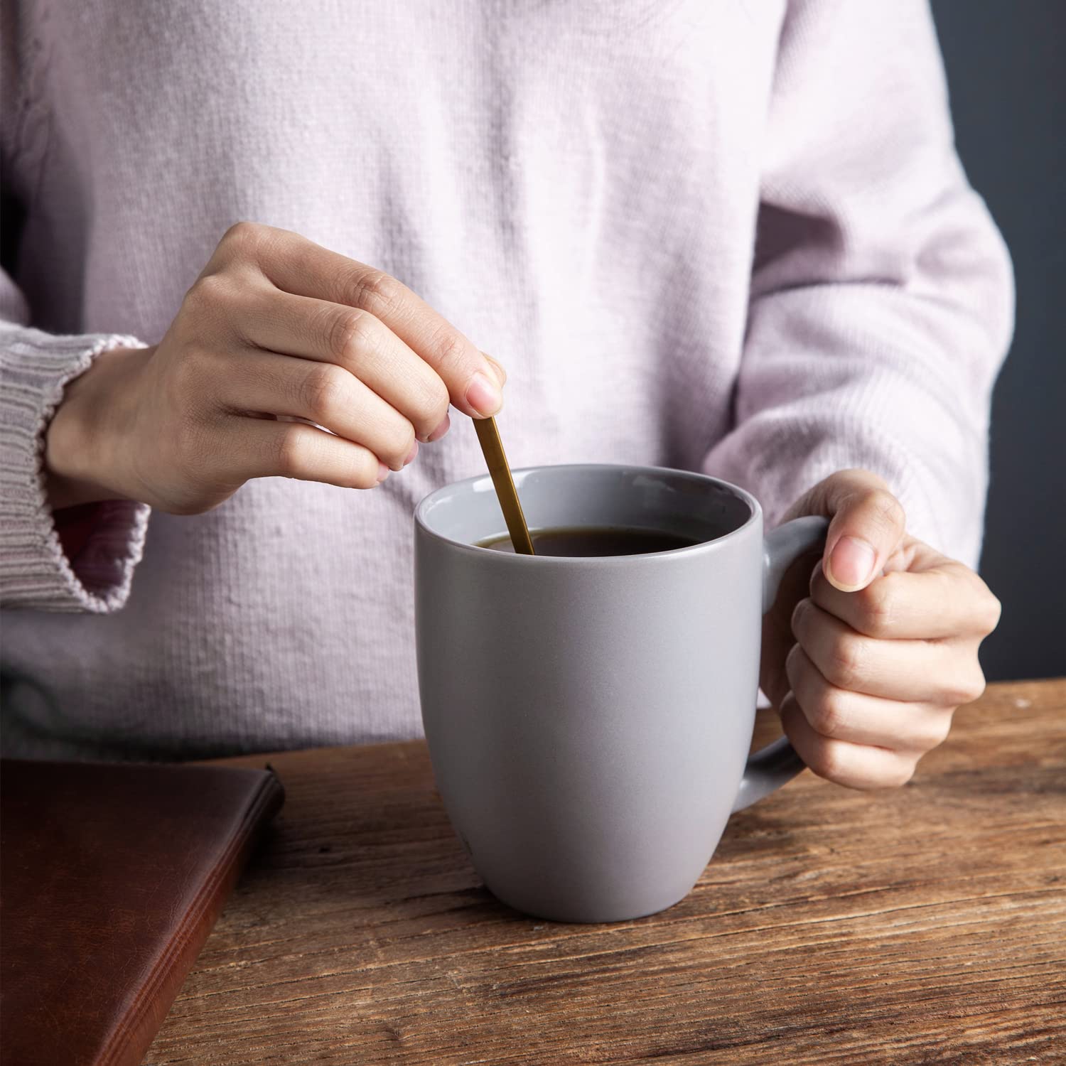 AmorArc mug highlights a smooth rim for comfortable sipping.