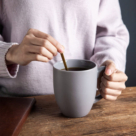 AmorArc mug highlights a smooth rim for comfortable sipping.