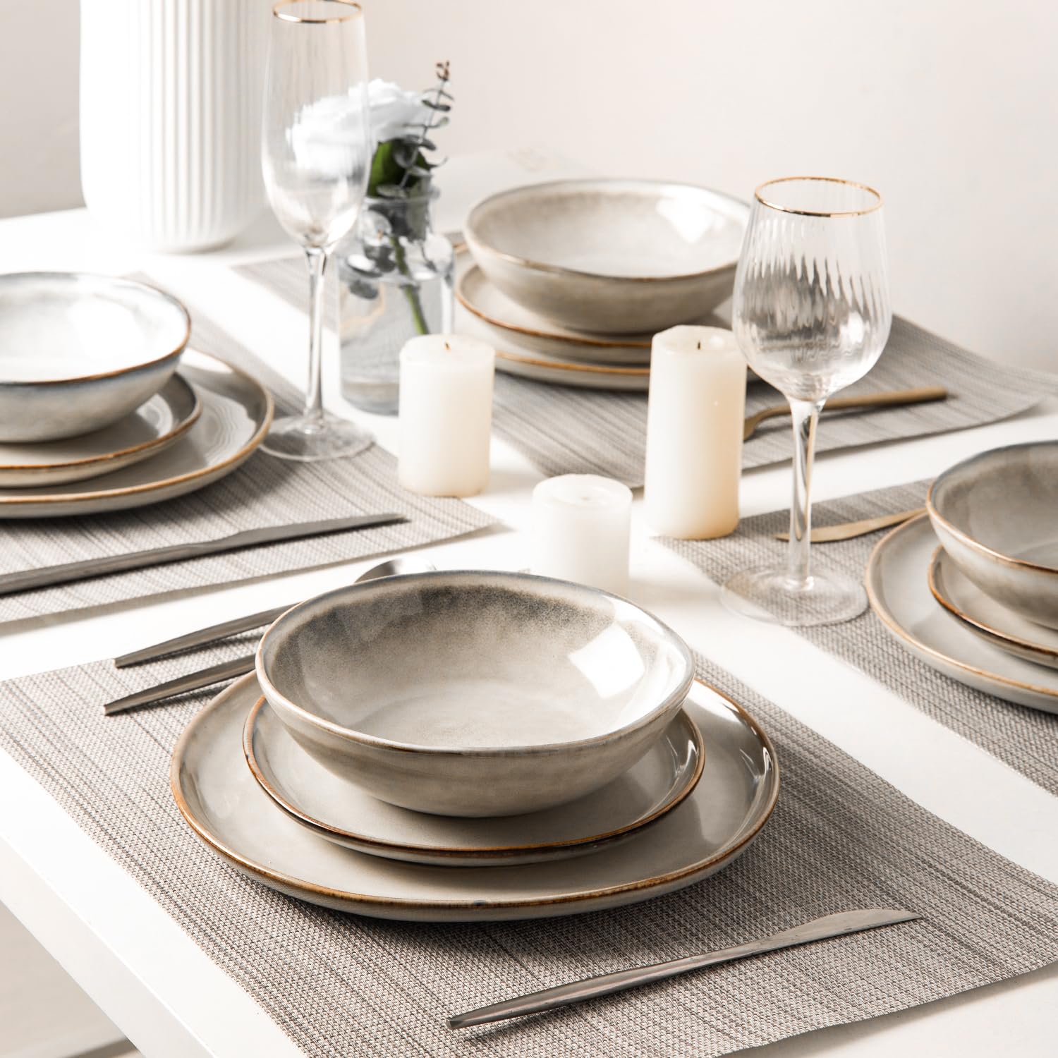 AmorArc table setting ideal for outdoor dining with the set