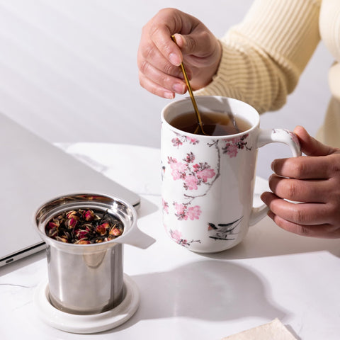 AmorArc mug with lid for controlled steeping and spill prevention