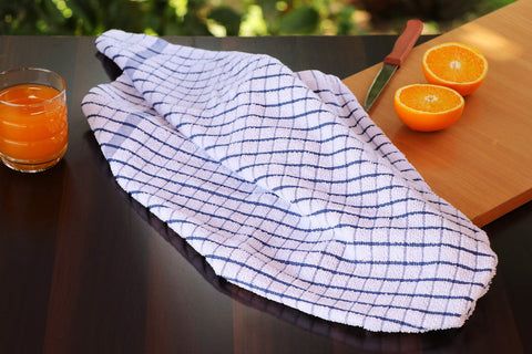 AMOUR INFINI towels drying dishes after washing on a clean surface.