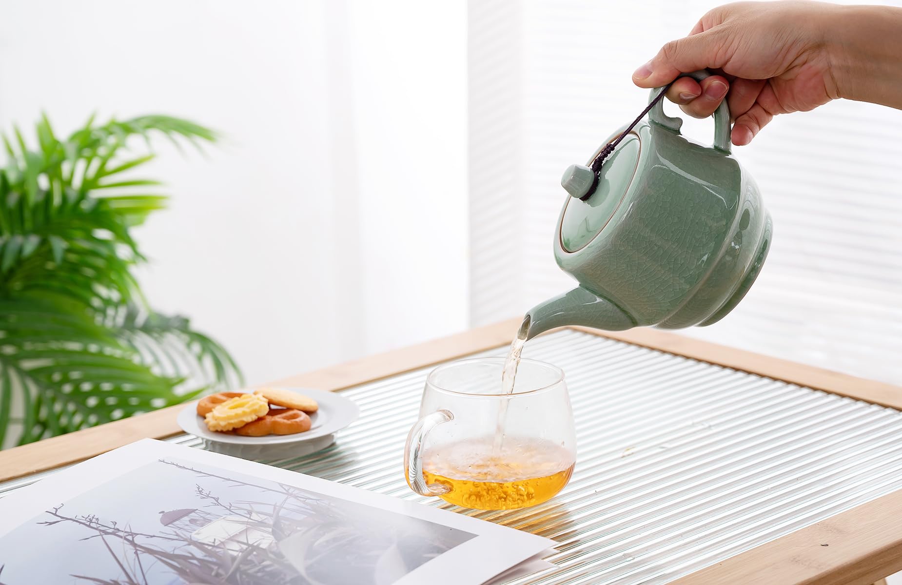 Amoysanli teapot in use during tea brewing for two cups