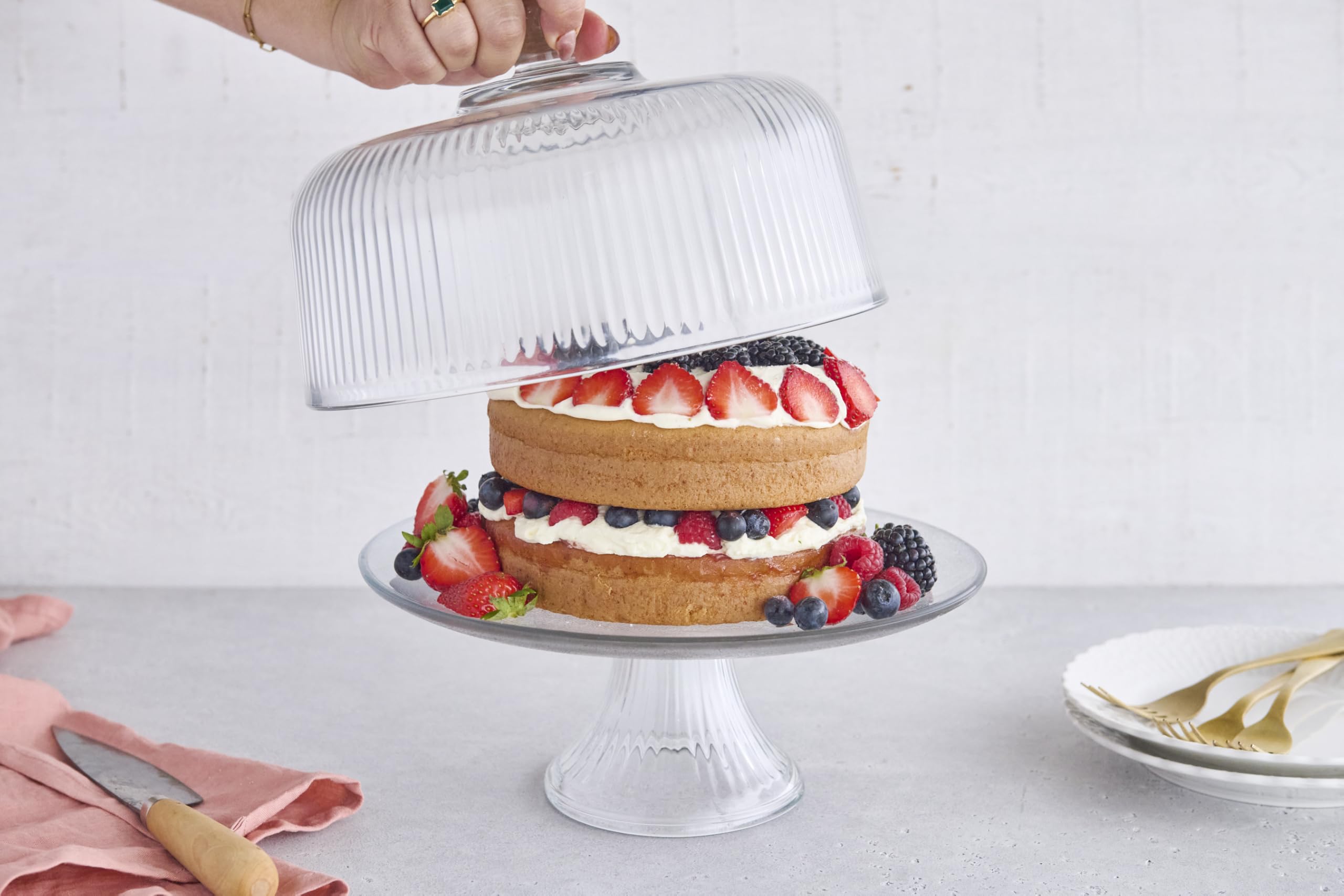 Anchor Hocking Monaco dome lid showcasing cake while keeping it fresh.