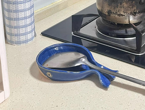 ANLYAWX deep-bowl spoon rest with non-slip base stays in place.
