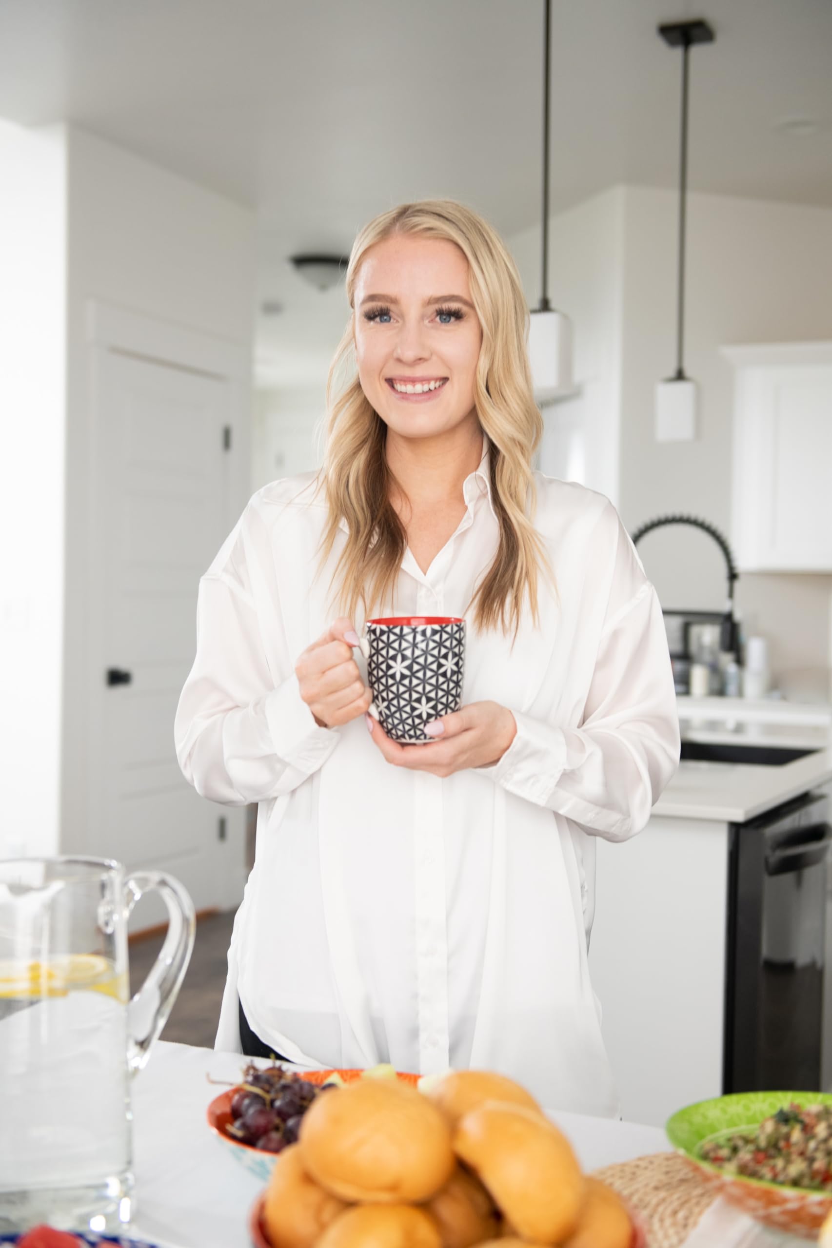 Annovero porcelain mugs dishwasher-safe design for easy cleaning after meals.