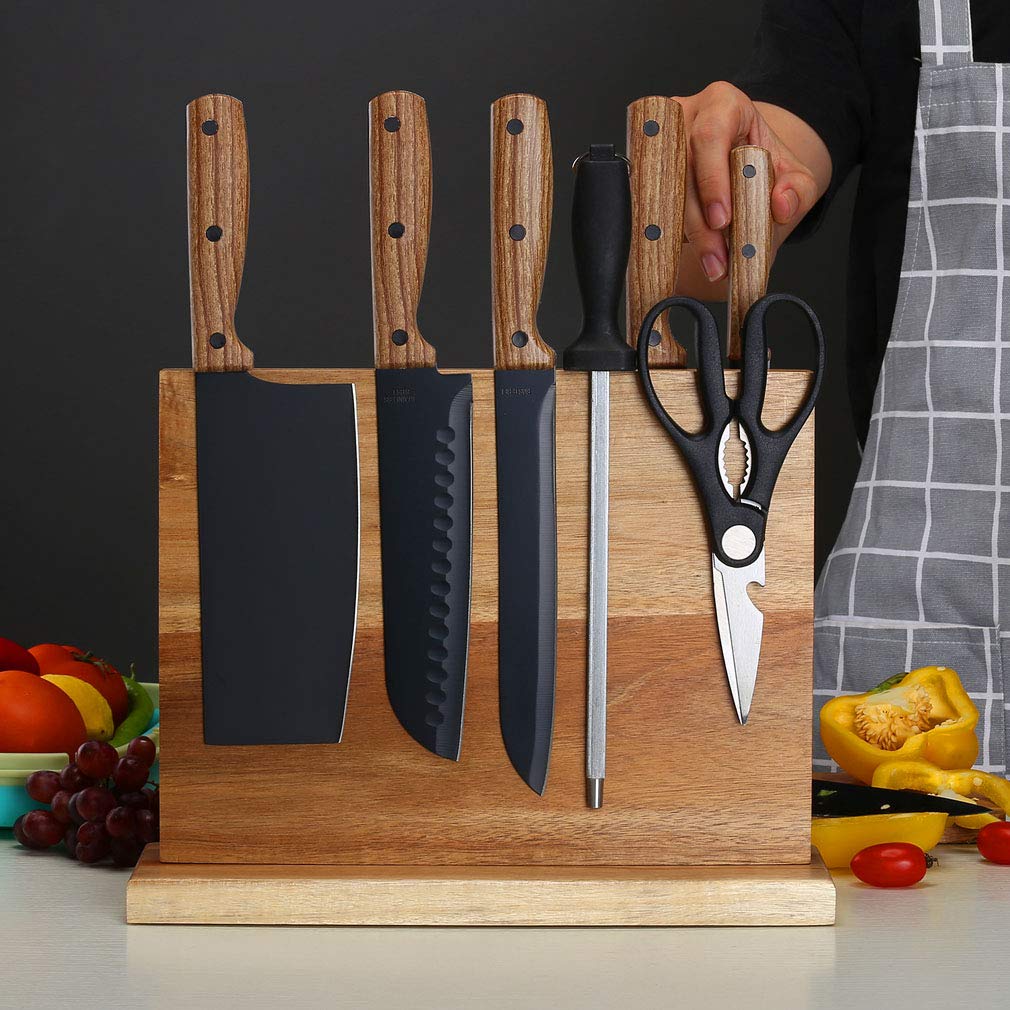 Aomiesen acacia-wood-magnet-rack displays blades safely within reach.