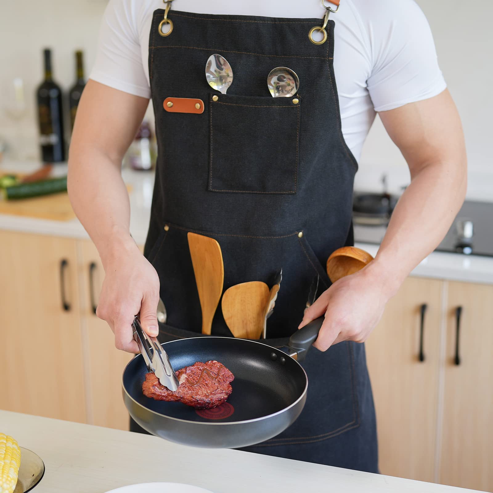 Aoomzoon front pocket design keeps tools at hand.