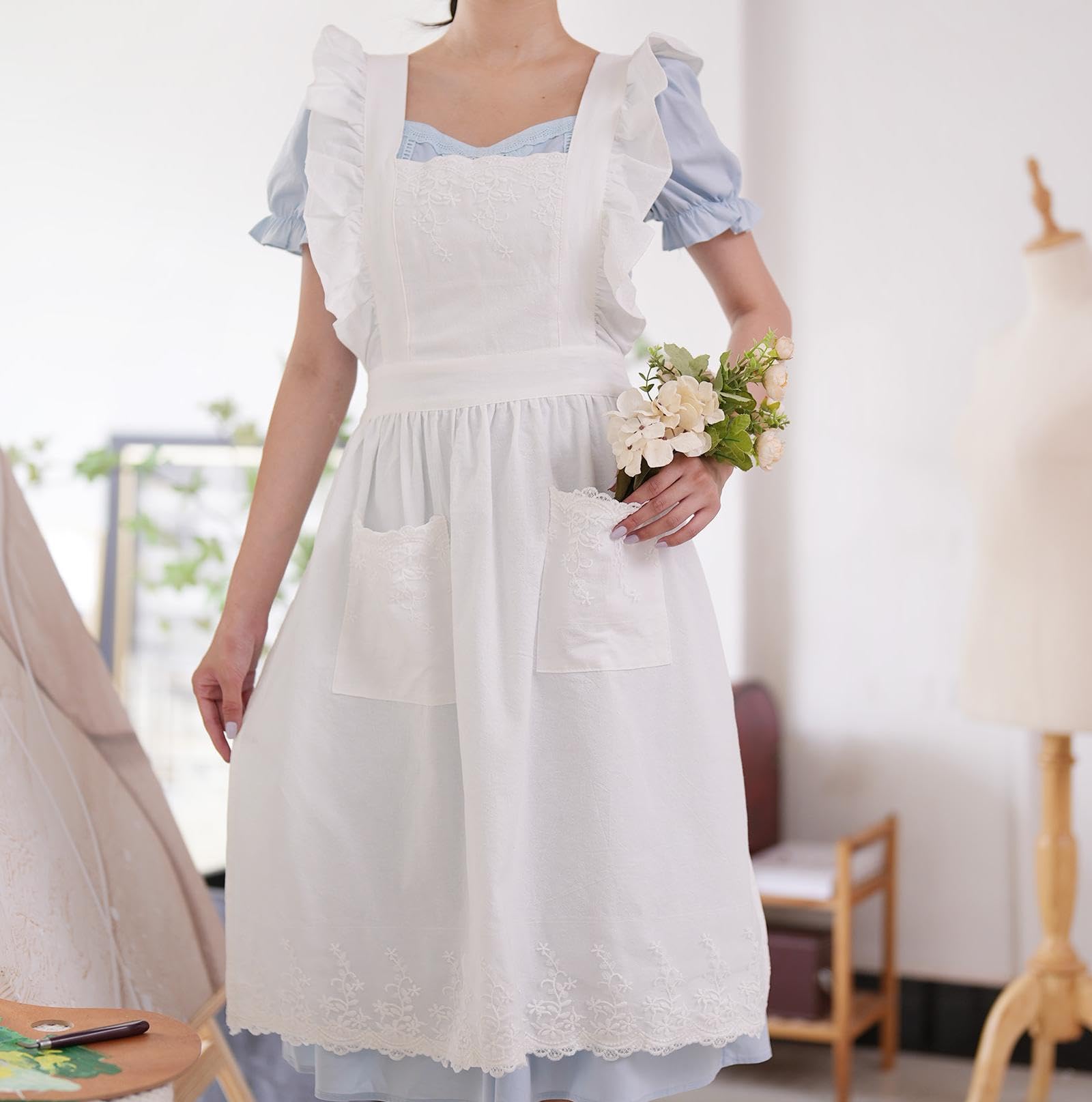 Aoomzoon apron pockets side shows two large pockets for essentials.