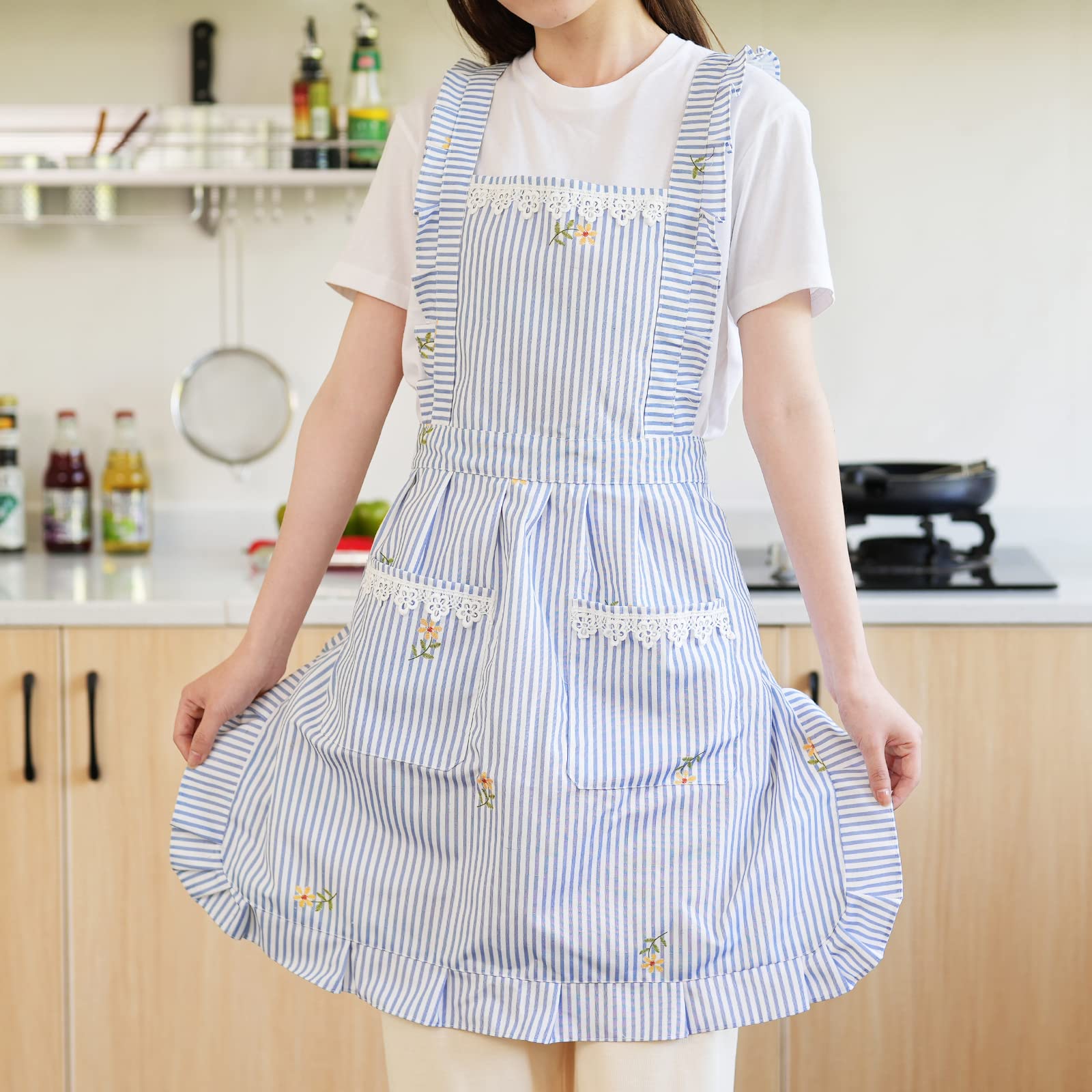 Aoomzoon two-pocket detail highlighting storage for tools during cooking.