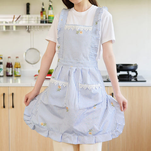 Aoomzoon two-pocket detail highlighting storage for tools during cooking.