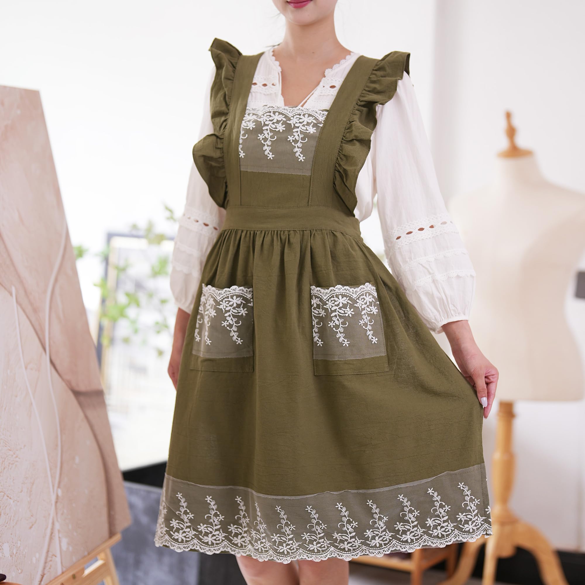 Aoomzoon cross-back strap design reduces neck strain and keeps the apron secure.