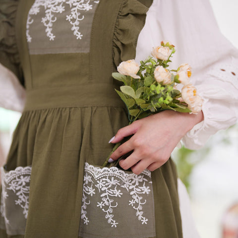 Aoomzoon wide coverage apron in army green provides full protection during chores.